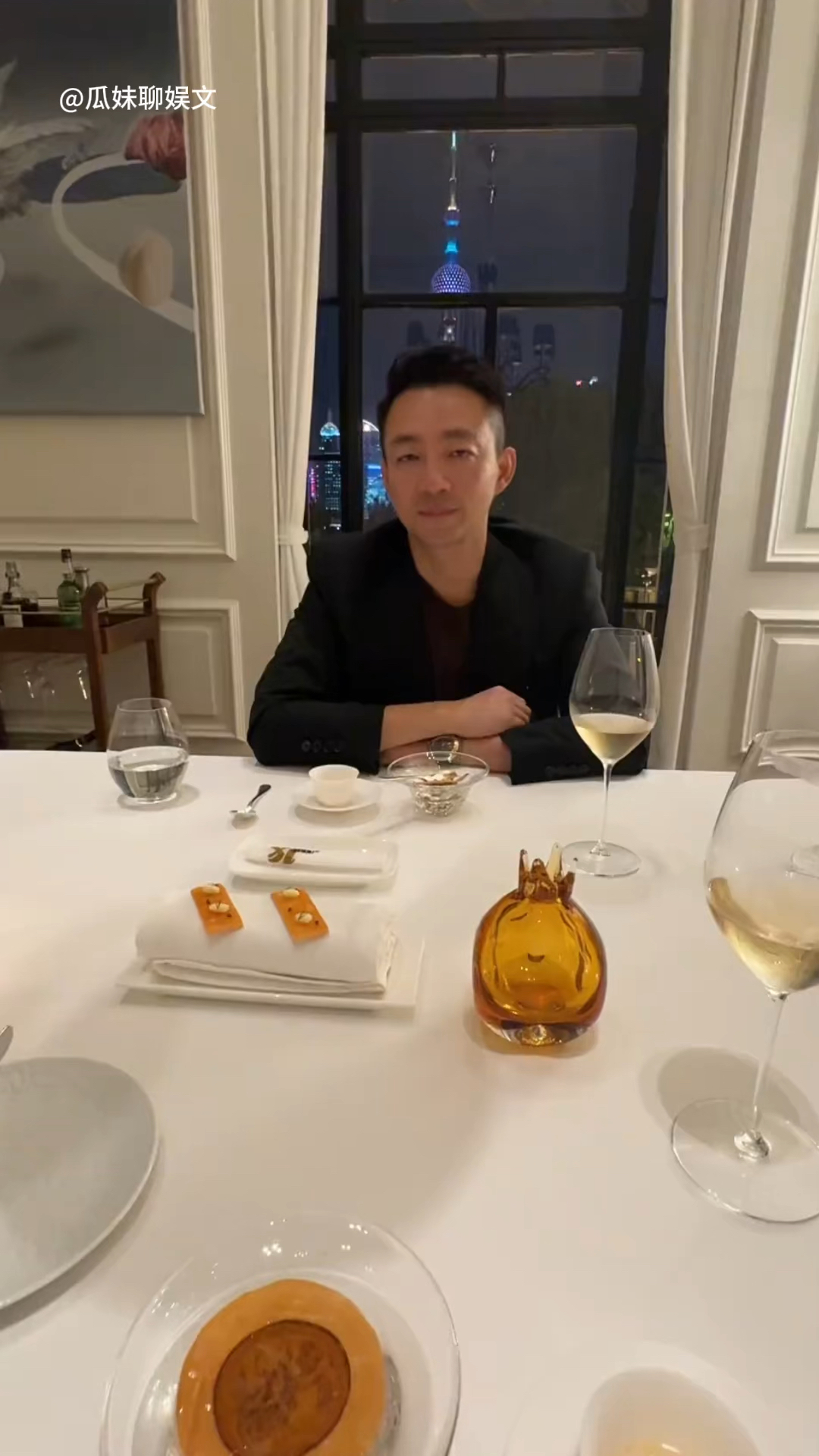 汪小菲和mandy的烛光晚餐!比心喝香槟,又幸福了哥