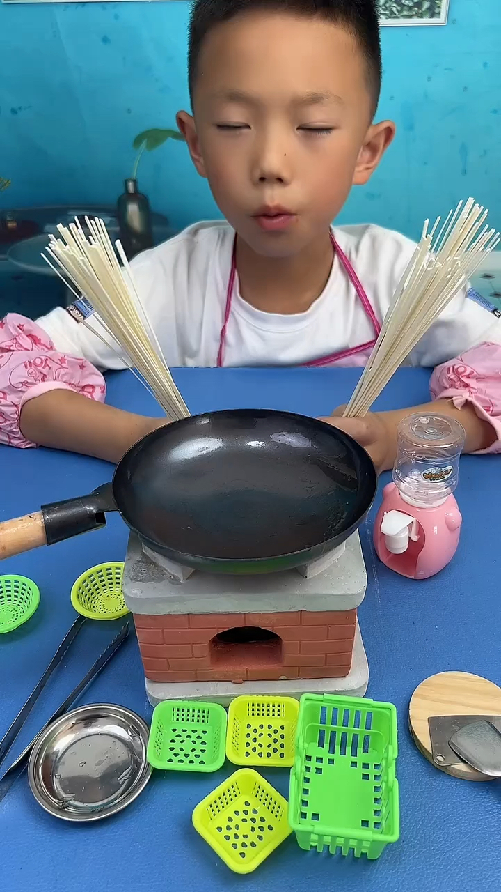 哲哲自己动手做面条