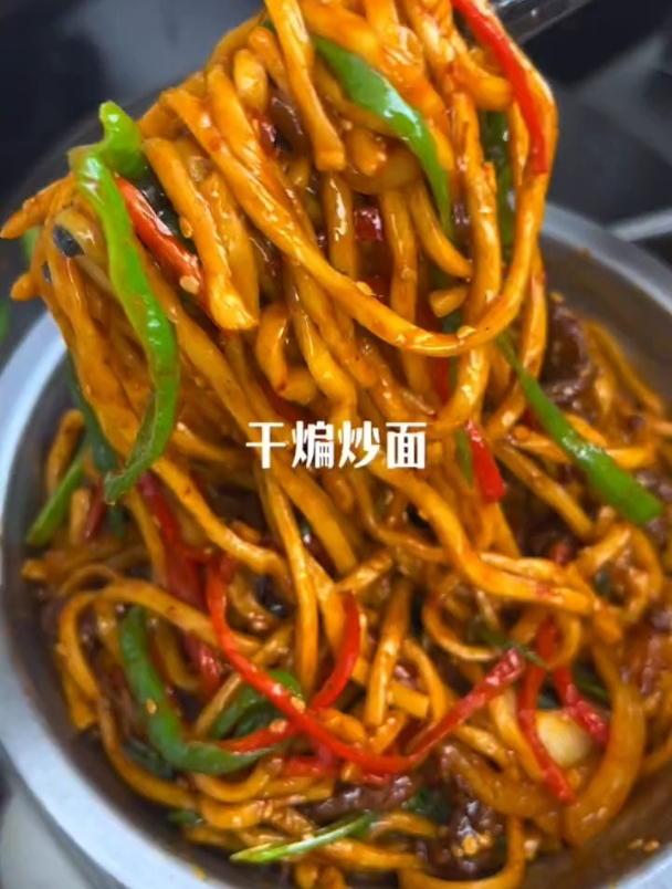 夏天吃上这盆干煸炒面,真的巨过瘾,香香辣辣的特别开胃