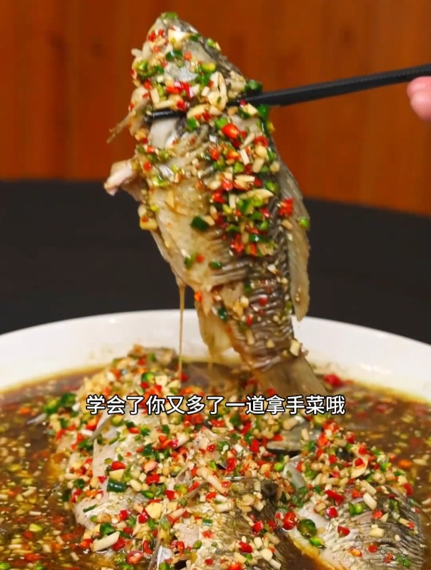 夜宵大排档非常受欢迎的凉拌鲫鱼,这样做肉质细嫩,鲜麻味十足