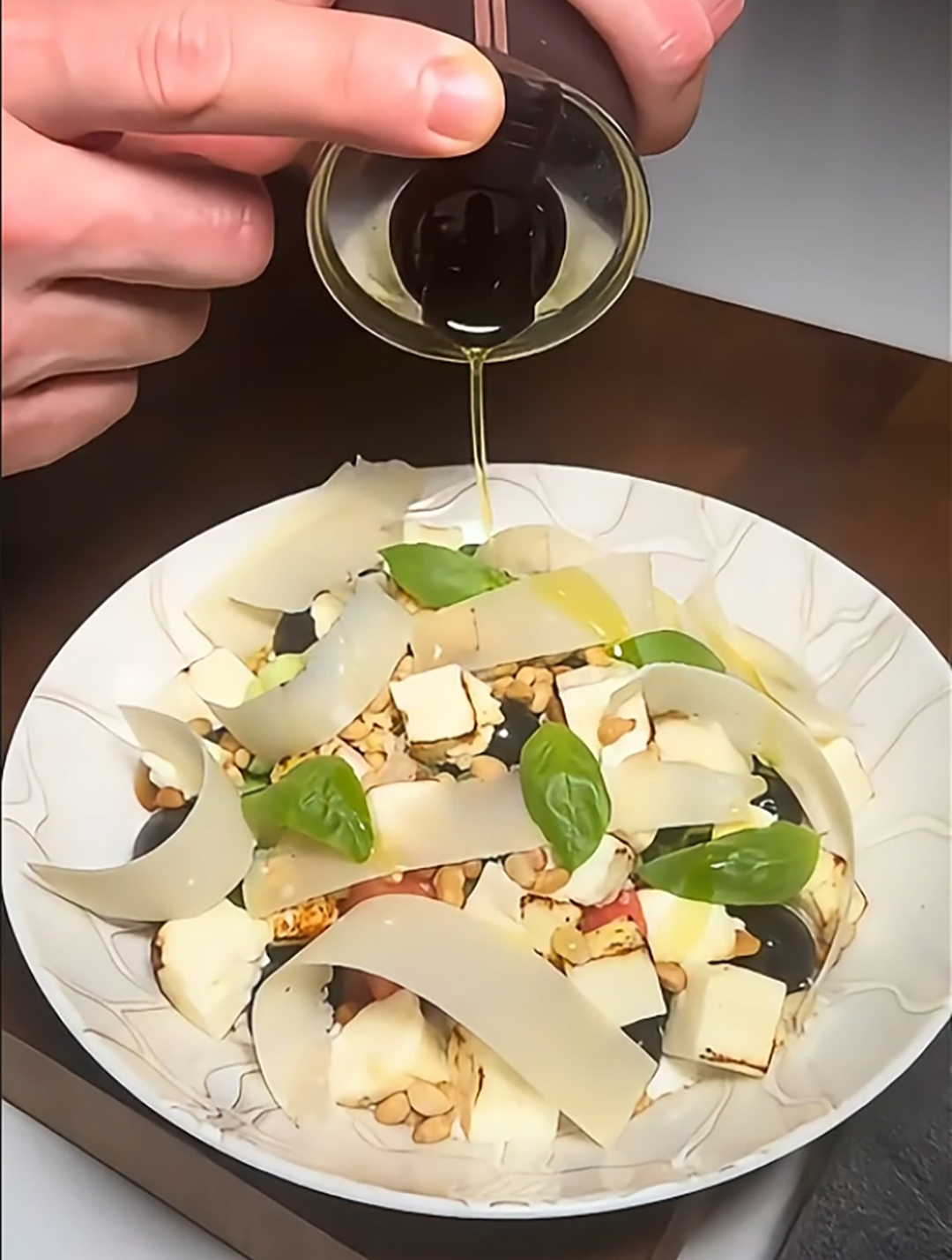 走进健康的美食世界:夏季清爽的羊奶芝士希腊沙拉制作分享