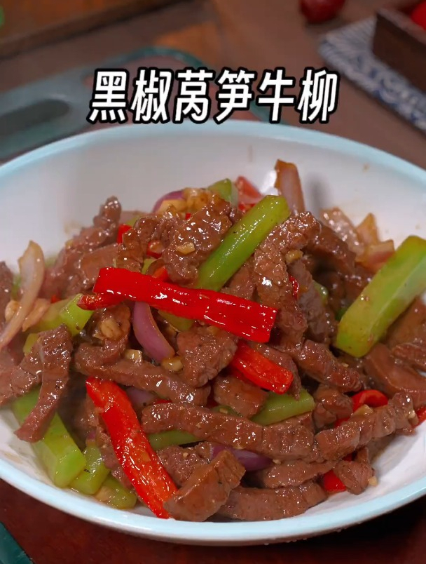 以后想吃牛肉了像我这样做一个莴笋炒牛肉,香香嫩嫩的