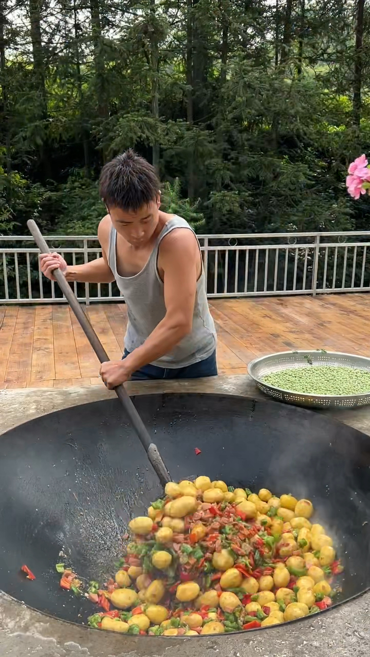 大锅土豆火腿炒饭就是香