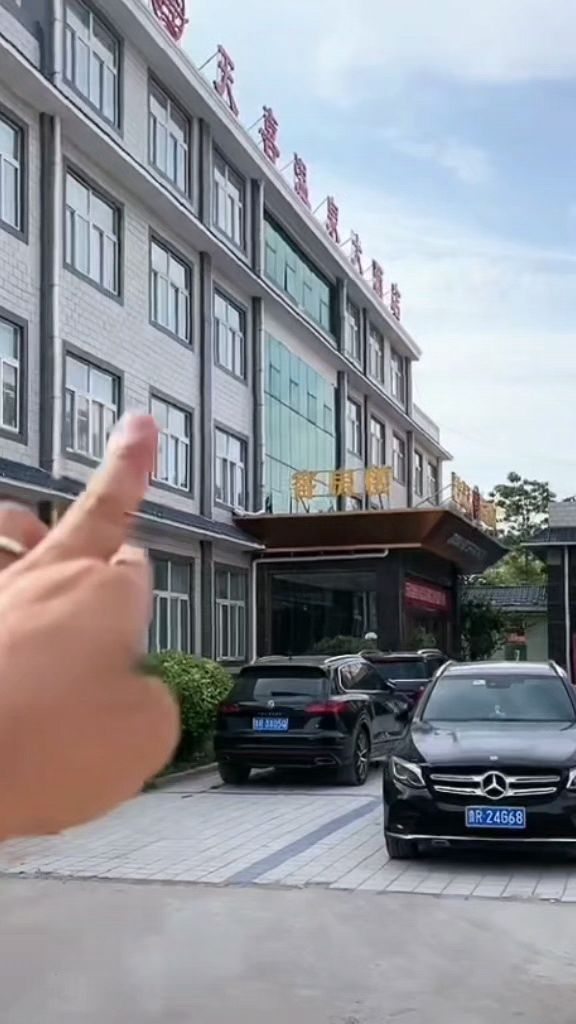 郭有才室内直播基地曝光,在一大洒店内,大家一睹为快