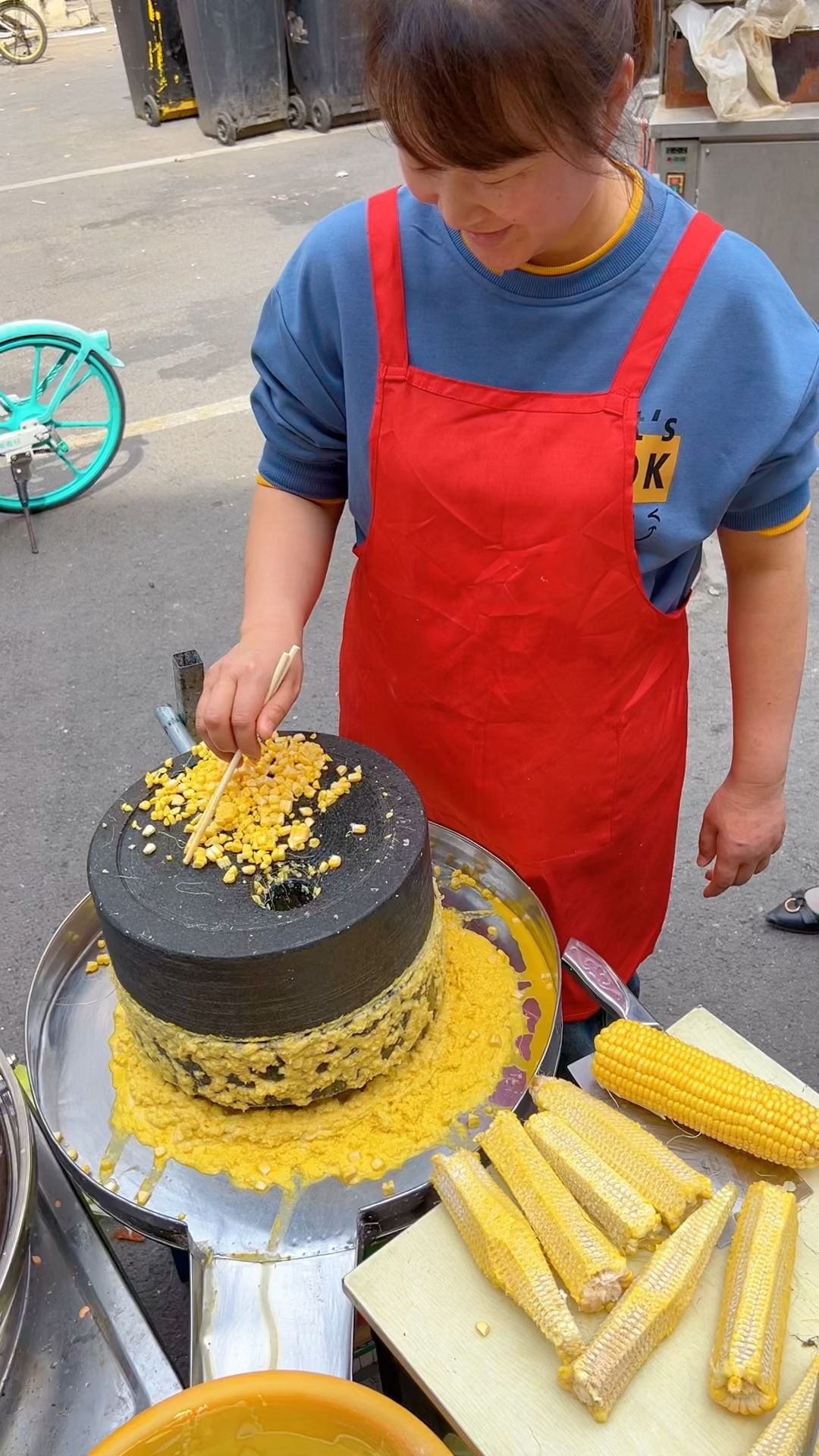 我不想进厂打工就买个石磨做玉米饼,已经做五年多了