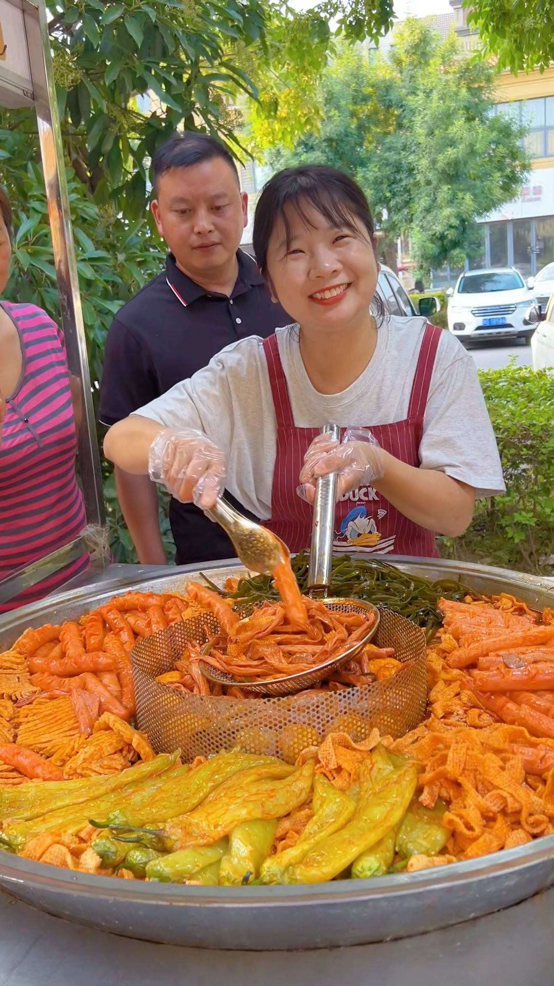 鸭肠卷饼,一口大锅就可以做,麻辣五香大人小孩都爱吃