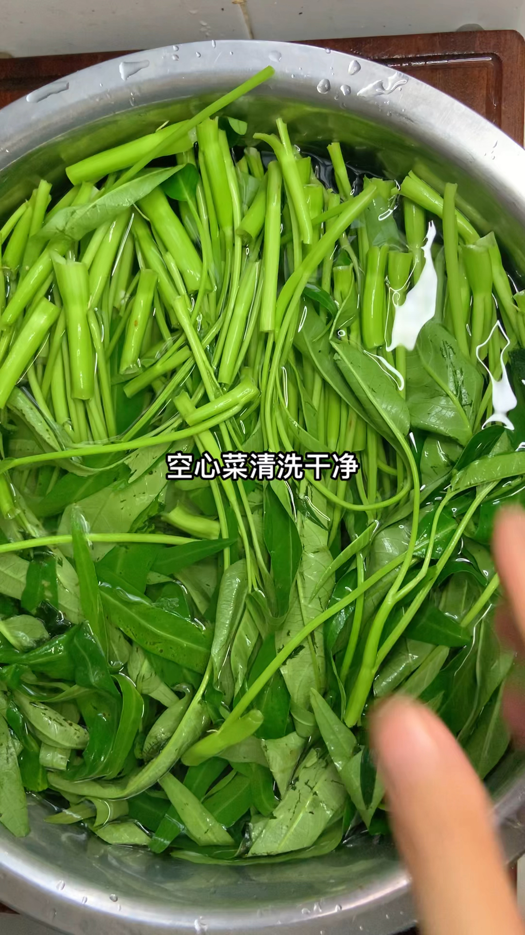 又到了吃空心菜的好季节,这个时候的空心菜又嫩又翠,赶紧做起来吃一下吧