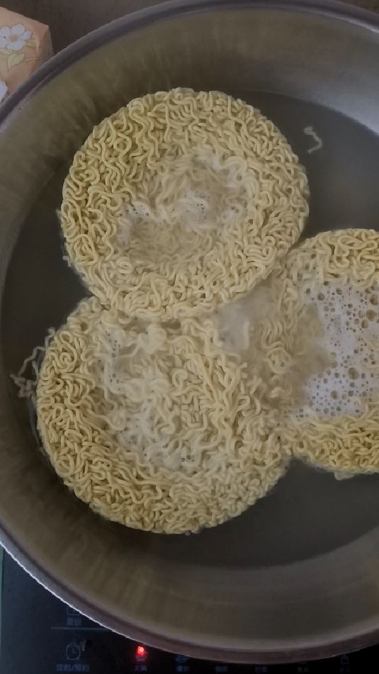 今晚吃白象方便面