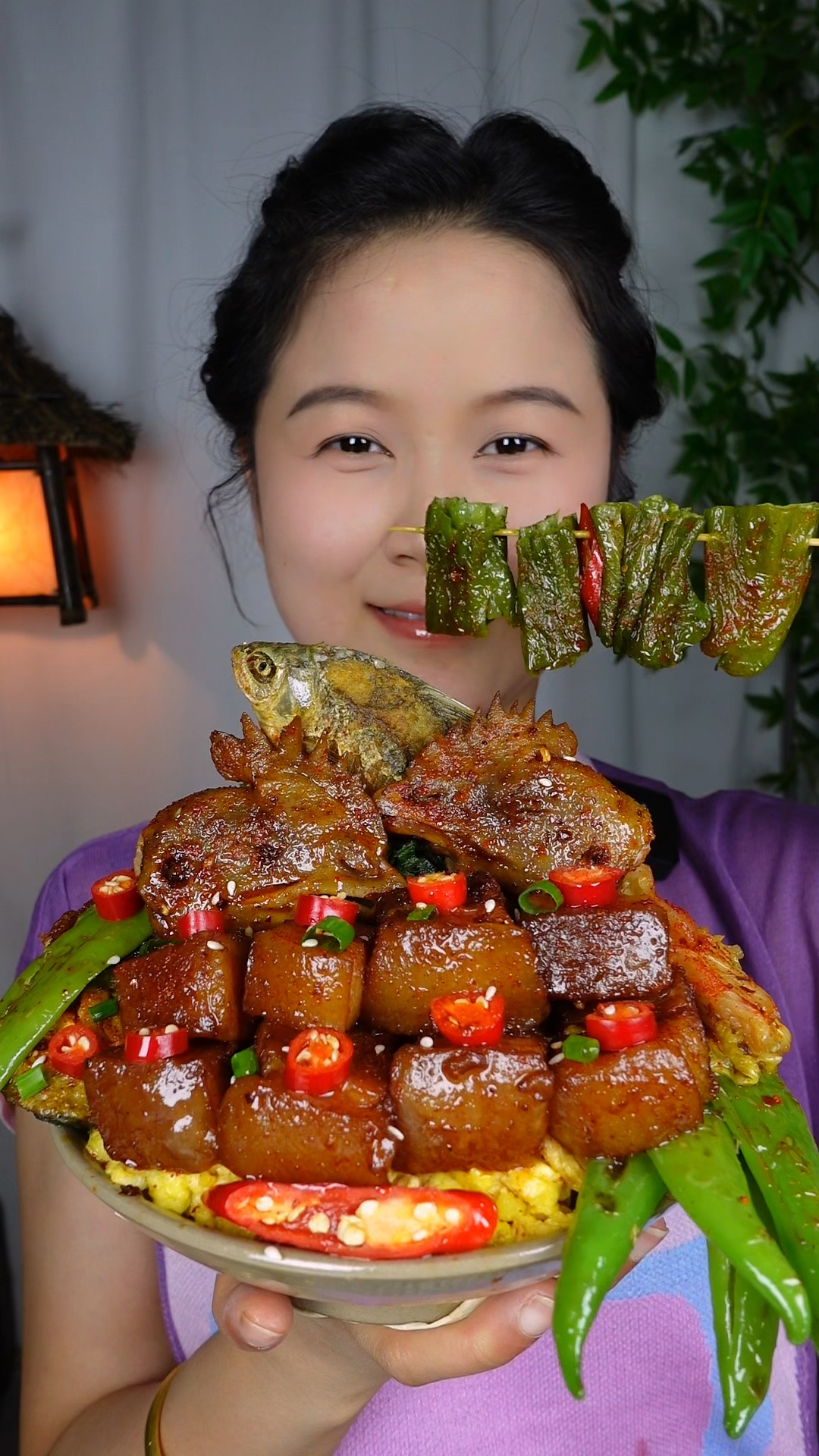 开饭啦!虎皮辣椒真的超好吃!鸡头,红烧肉,太香了!!!