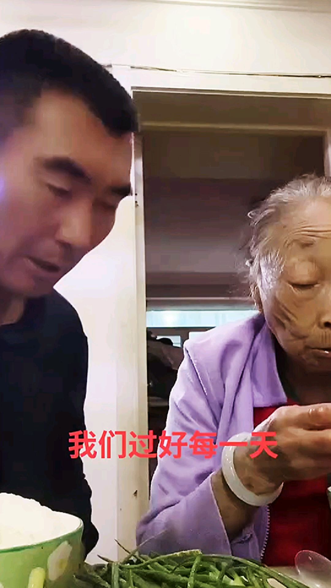我们俩在家里吃晚饭,灯光有些暗