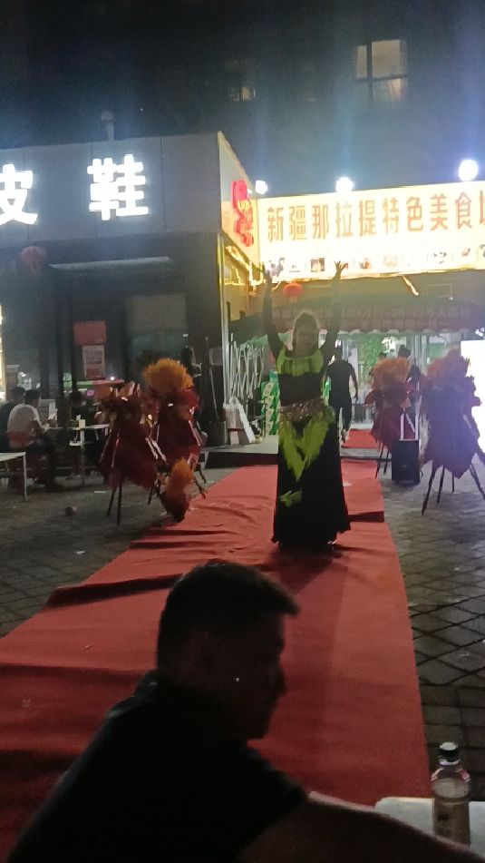 夏日夜风爽,新疆人在郑州烧烤大块羊肉串,赏民族歌舞,吃货狂欢