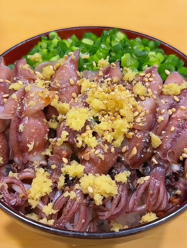 日料新体验:揭秘荧光鱿鱼盖饭的独特味道