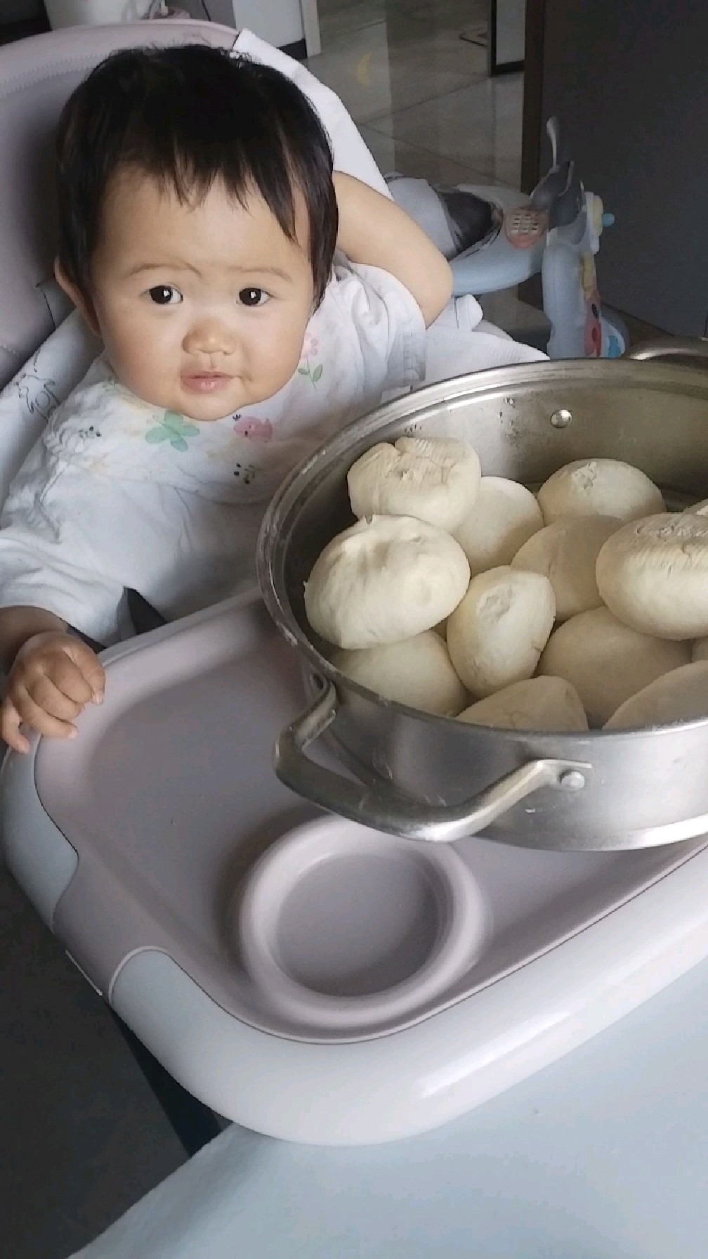刚出锅的馒头宝宝非要摸一摸,看这小表情乐翻了
