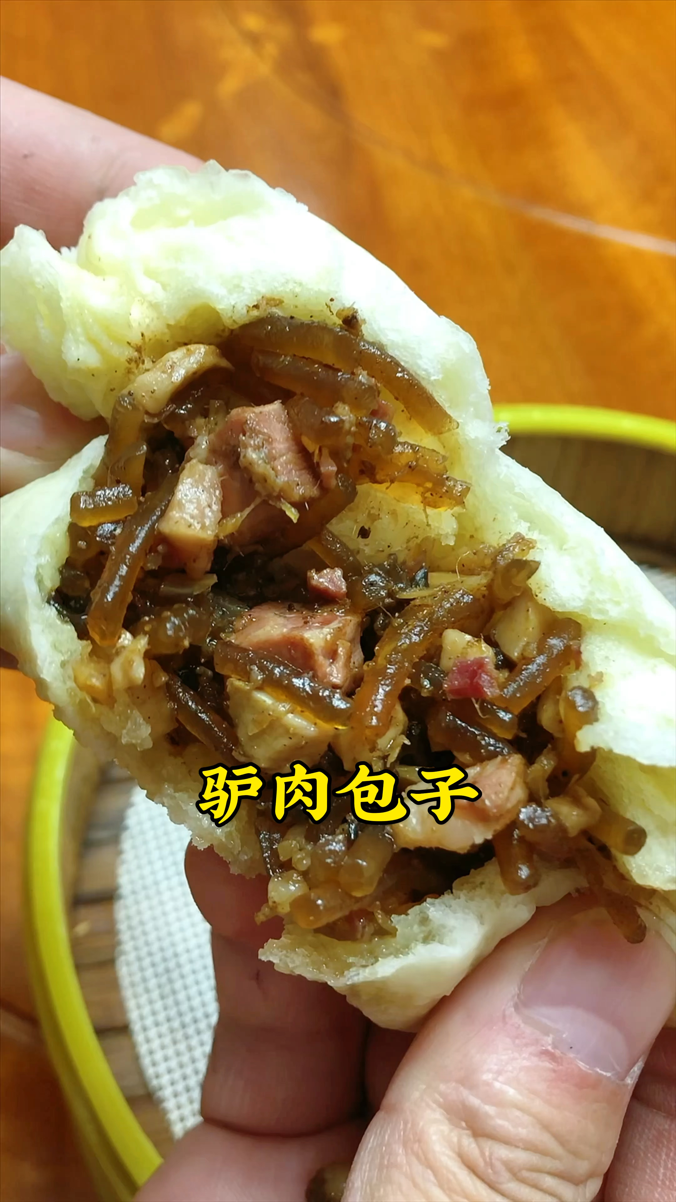 在郑州吃的手工驴肉包子,一笼6个18块,薄皮大馅,一口气吃了仨