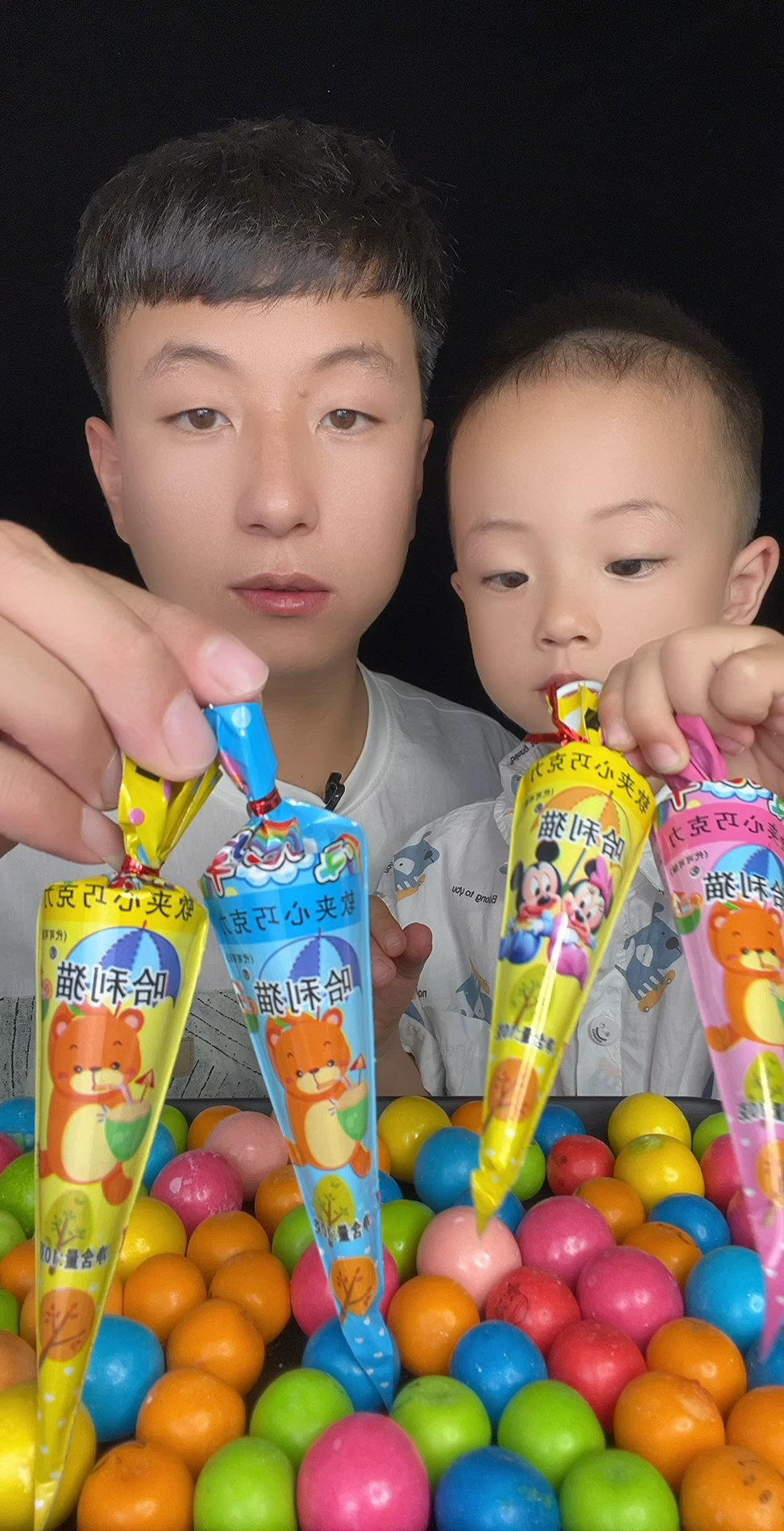 小雨伞饼干巧克力一共有四个