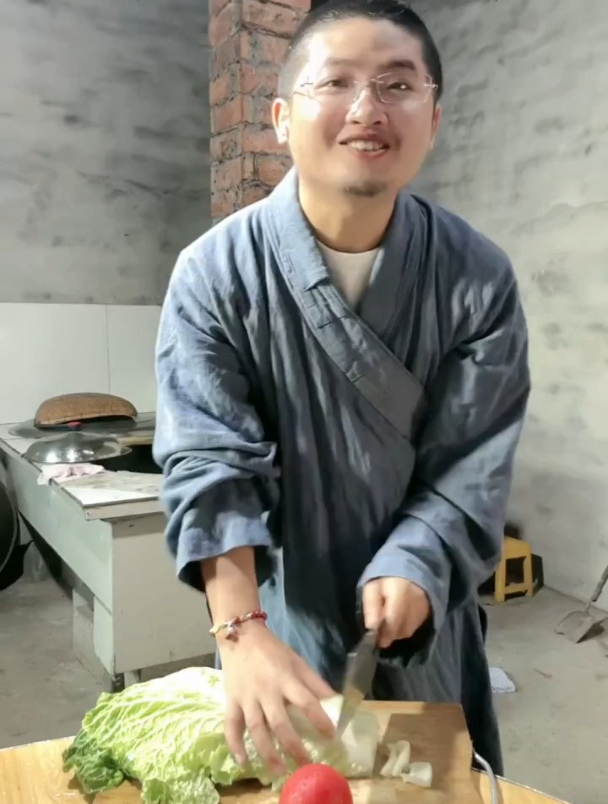 小和尚自己做的西红柿炒大白菜