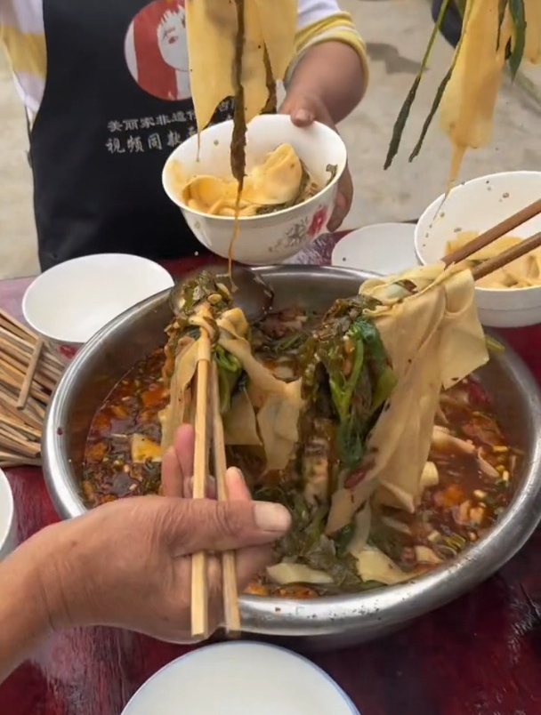 老乡 这碗藤藤菜煮面合不合你的胃口呀 加了酸菜和猪油的噢