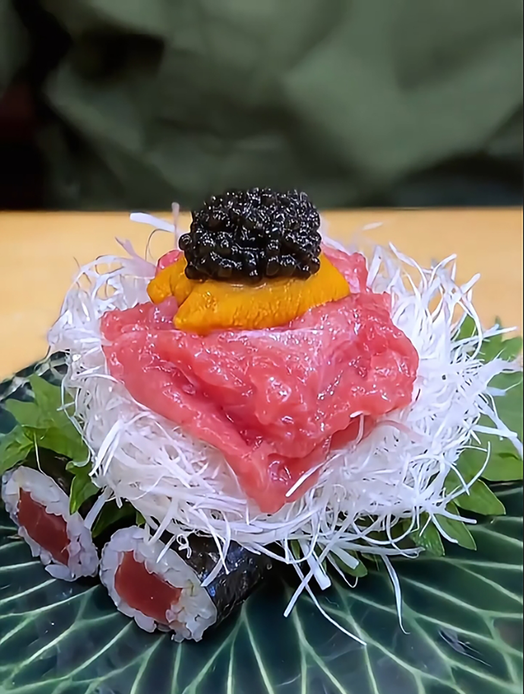 食尚料理:海胆鱼子金枪鱼手卷的独特魅力