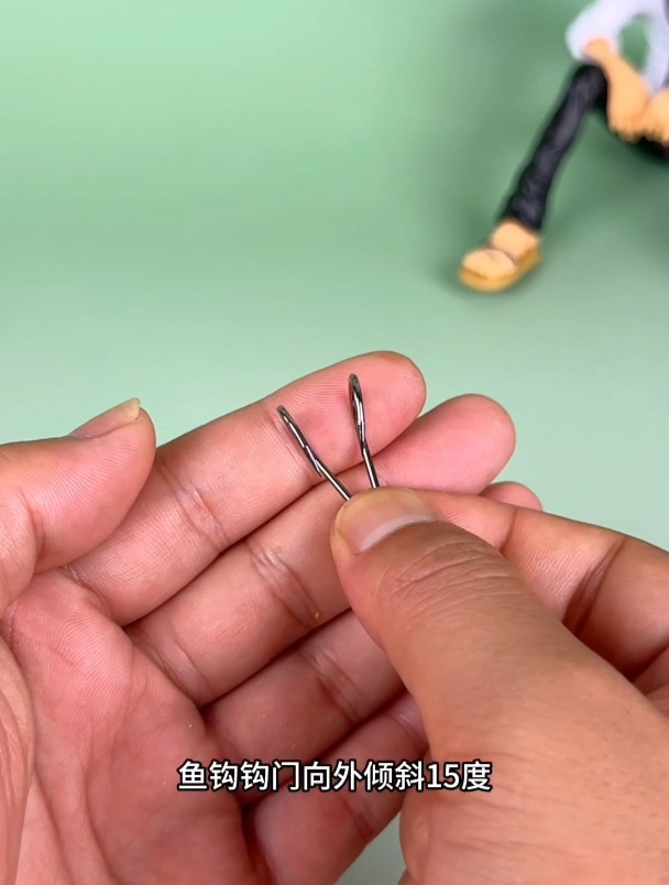 钓大鱼的季节,如何选鱼钩?老钓友演示正确方法!