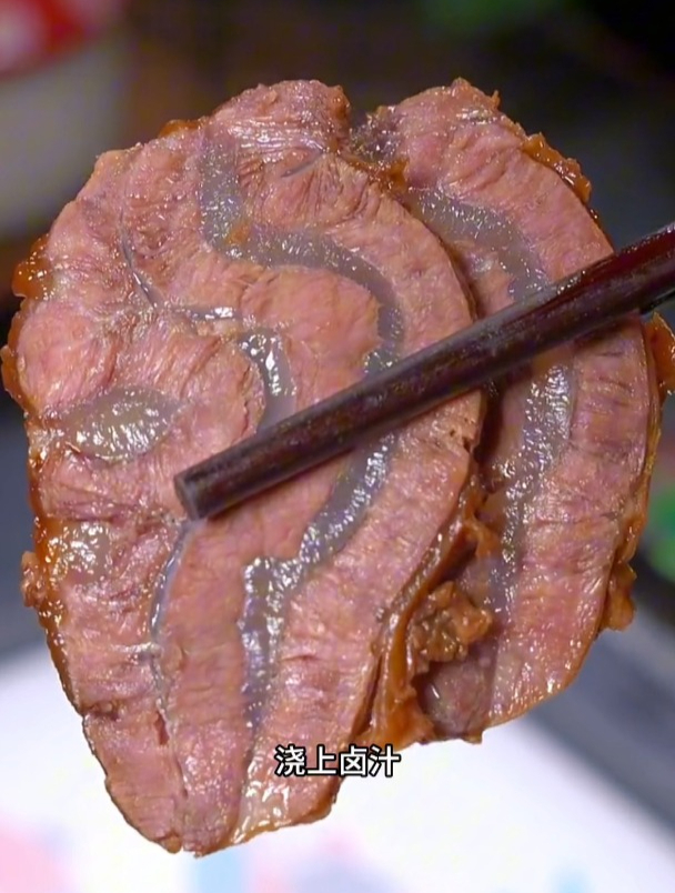 一碗简单的牛肉面酱香浓郁