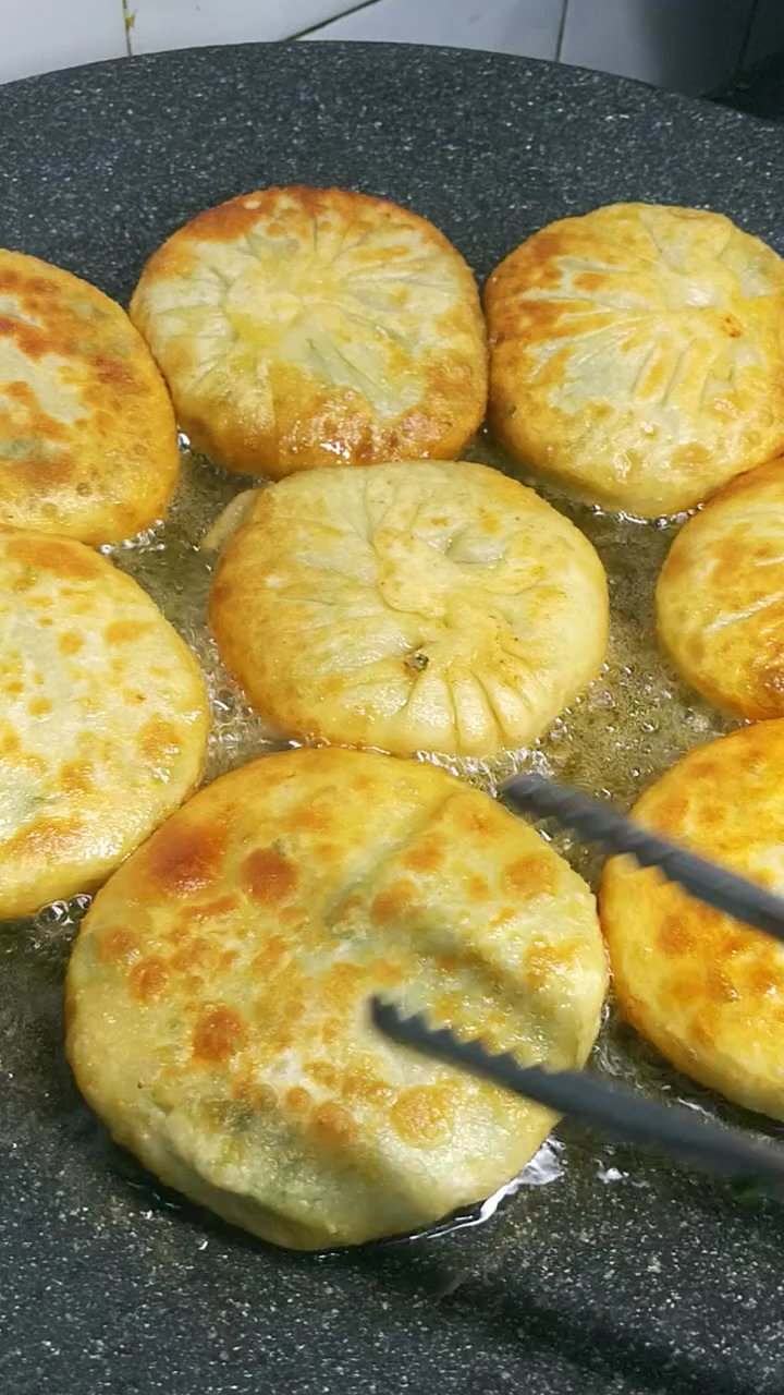 野芹菜馅饼 皮薄馅大