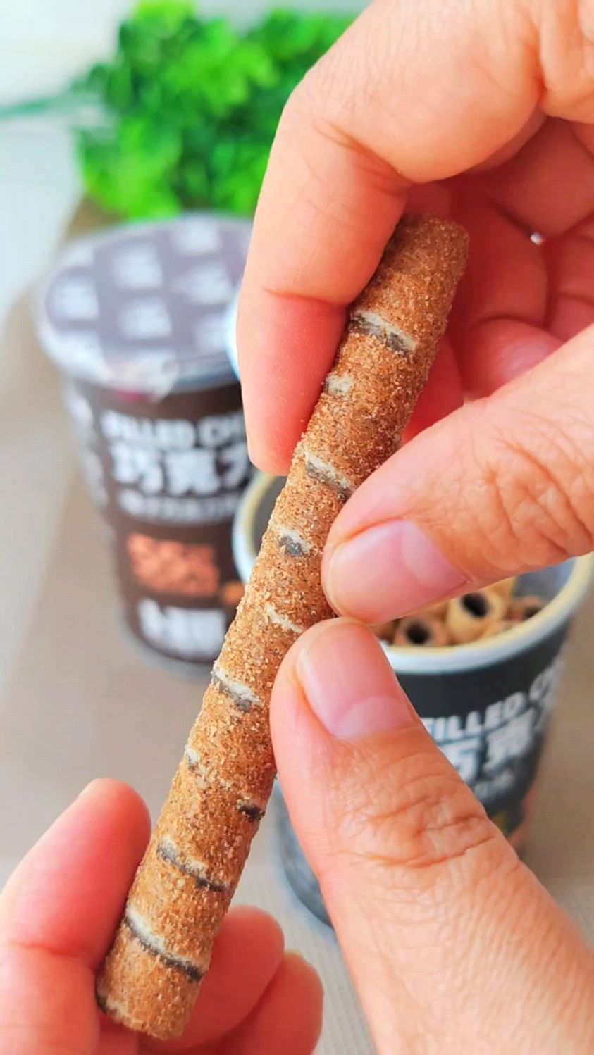 这个巧克力卷真的百吃不厌,是纯可可脂,自己吃送人都很高大上