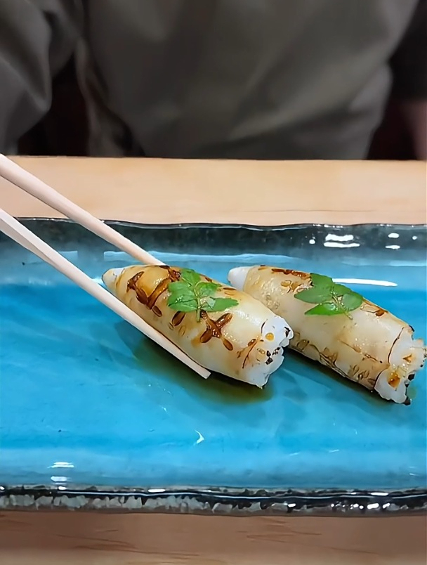 日式美食:烤小鱿鱼寿司,颠覆你的五感味蕾