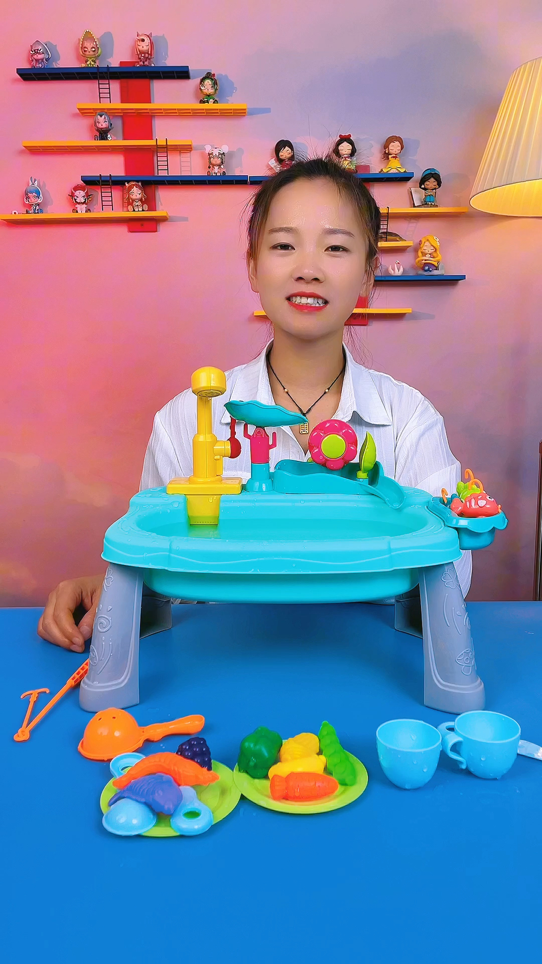 来玩花水车洗碗机了,它还可以玩钓鱼的游戏呢