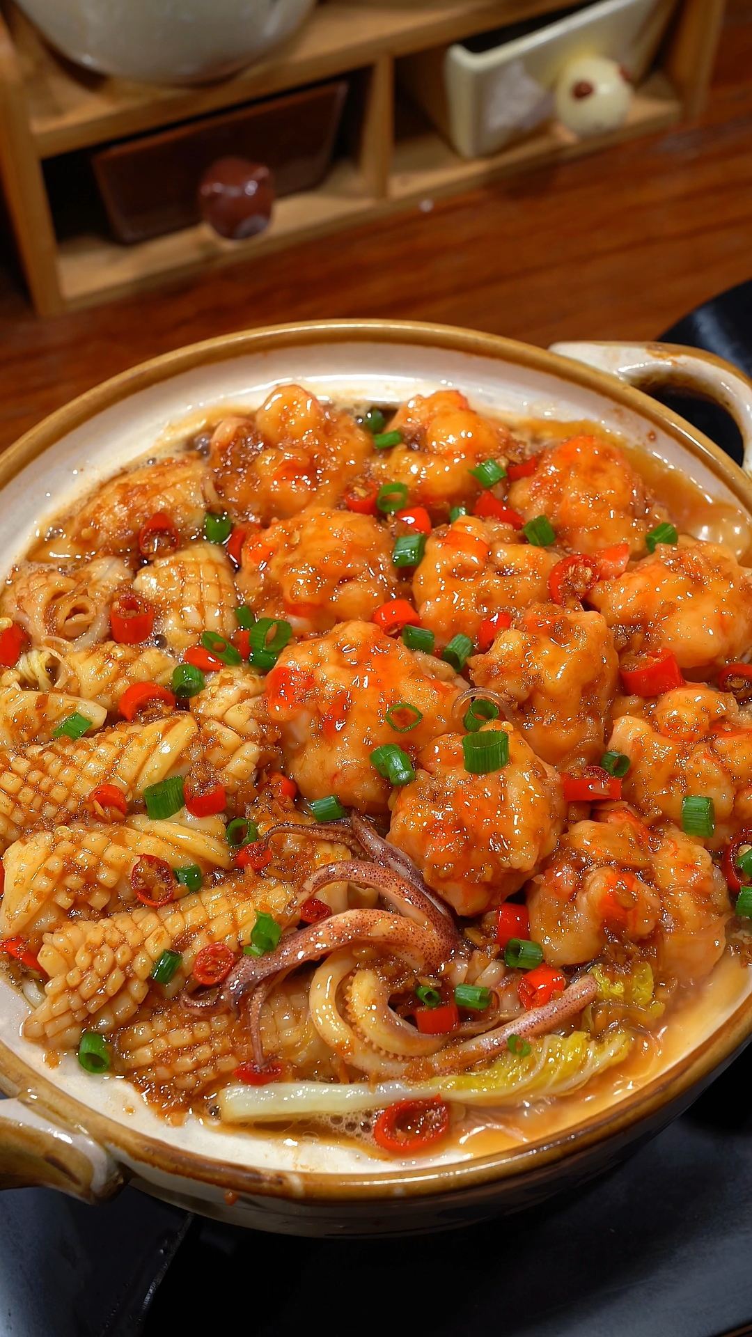 我们家每周都要吃这道蒜蓉鱿鱼虾滑粉丝煲,鲜香美味又下饭