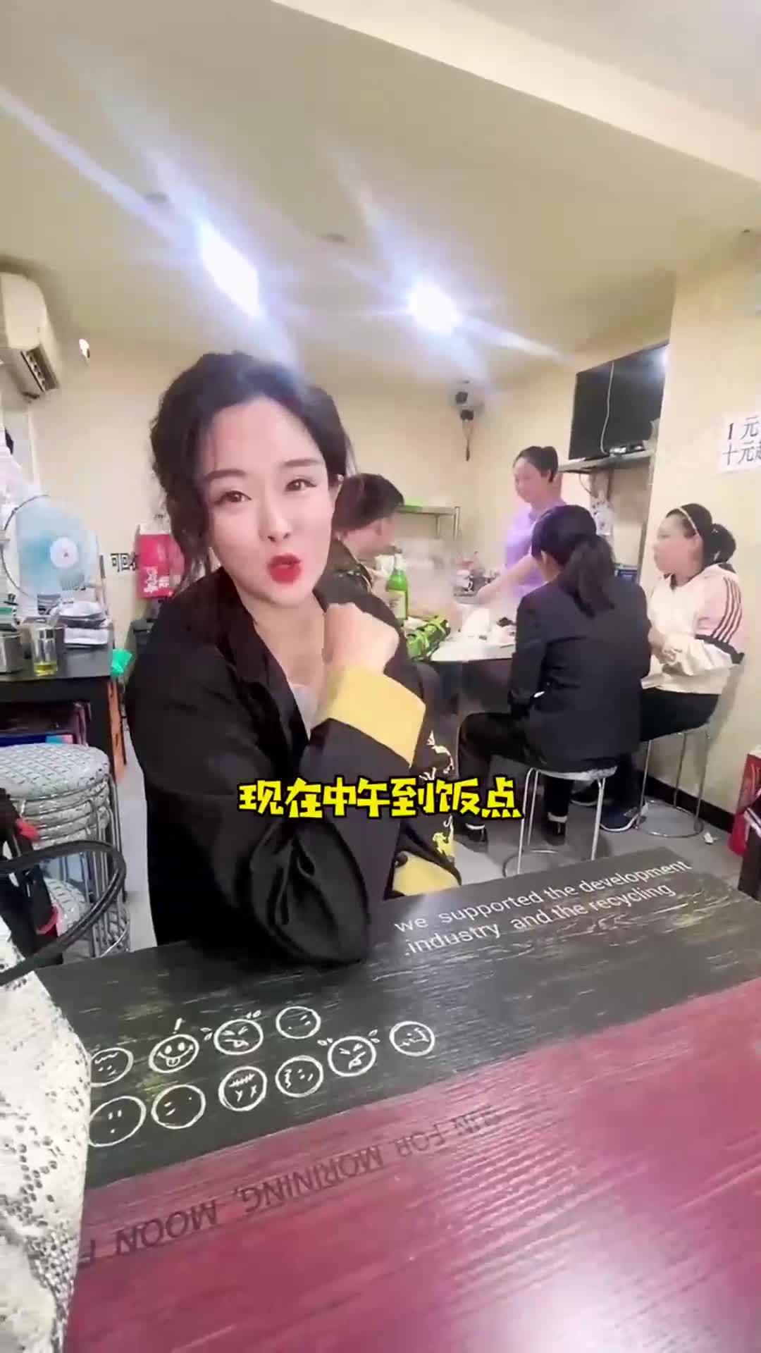 排队爆满的北京麻辣烫