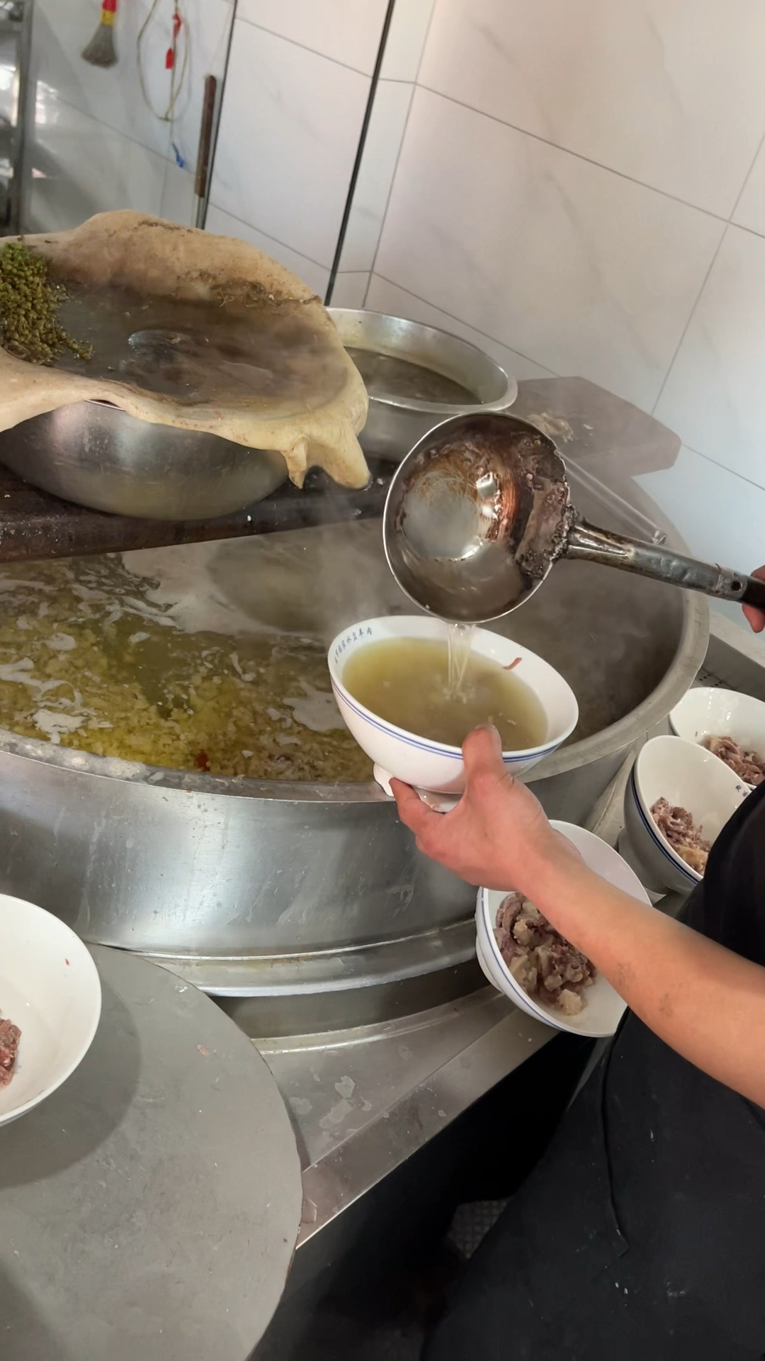 陕西蒲城特色水盆羊肉,25一碗,碗大如盆,看着就好吃