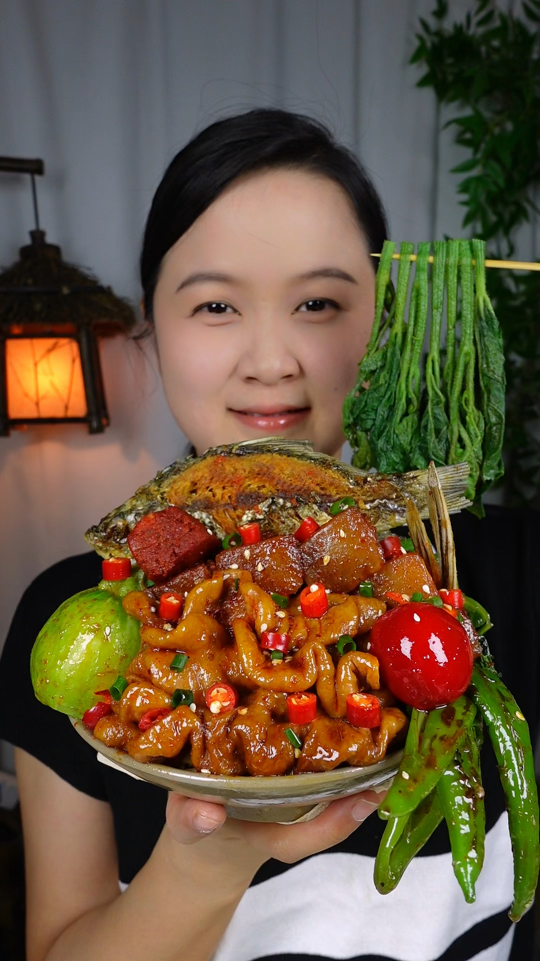 开饭啦!今日家常菜:炸鱼,肥肠,霉豆腐