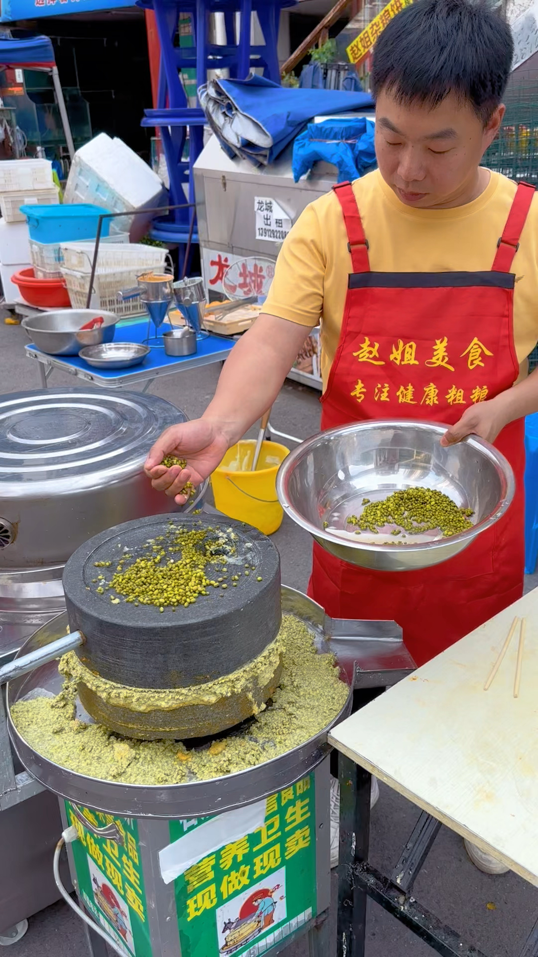 夫妻俩摆摊卖绿豆饼,一天200斤不够卖,做法原来这么简单