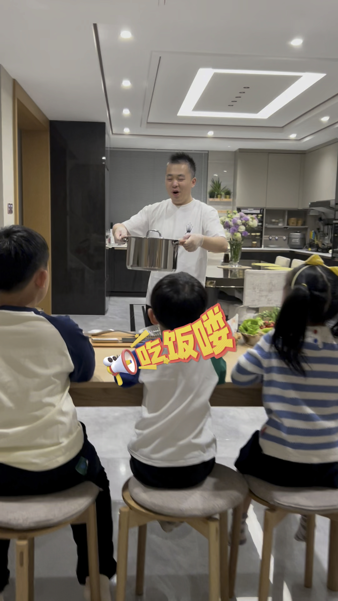 爸爸说今天给孩子们做肘子肉夹馍,又是有趣的一餐