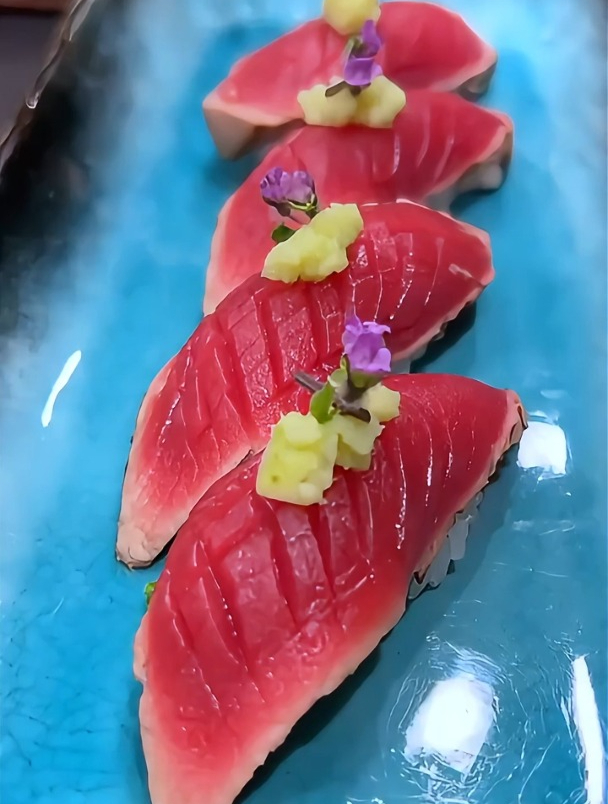 日式烹饪艺术:一起来制作炙烤金枪鱼手握寿司!