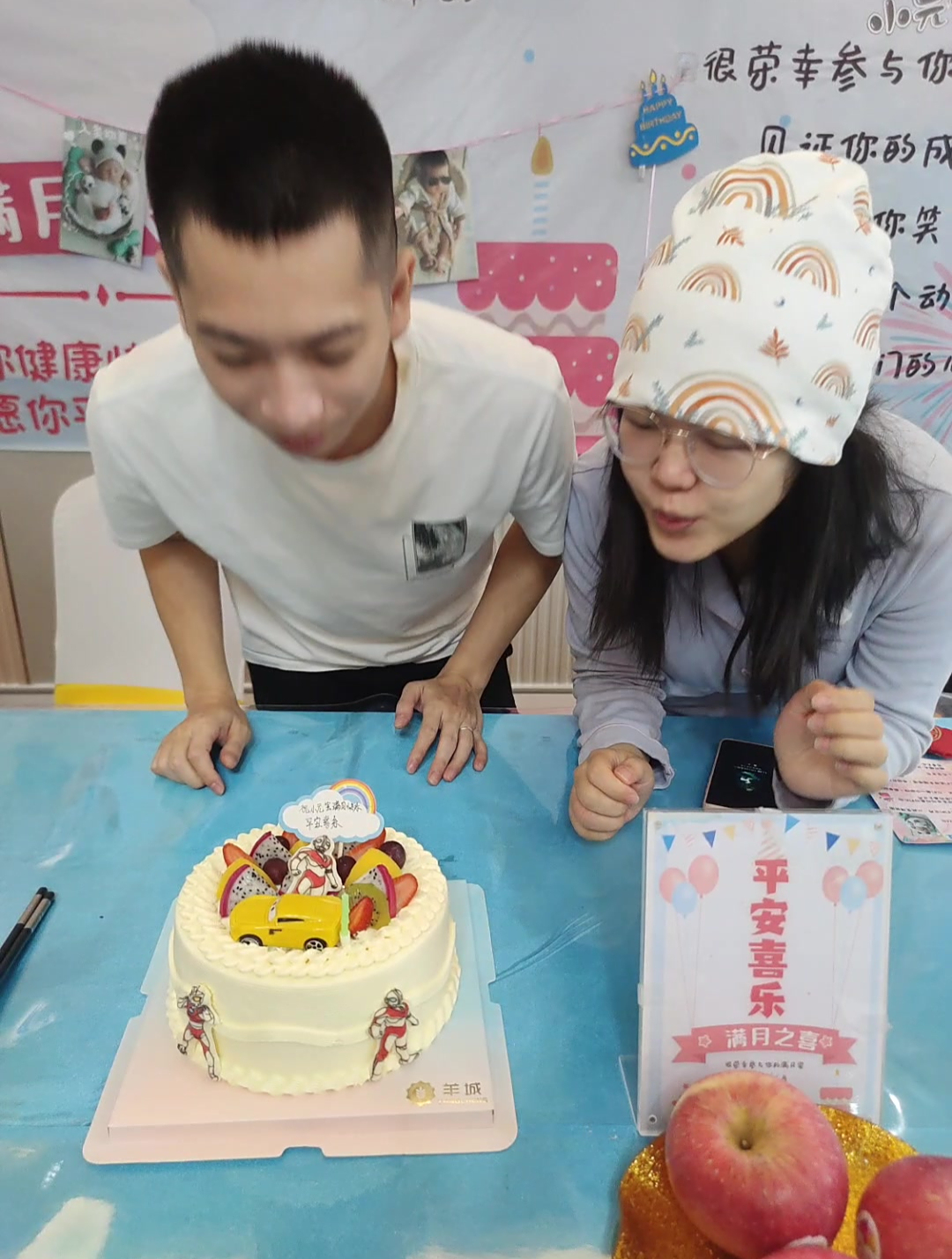 满月蛋糕蜡烛点起来!音乐响起来!年轻的爸爸妈妈祝福自己的宝宝