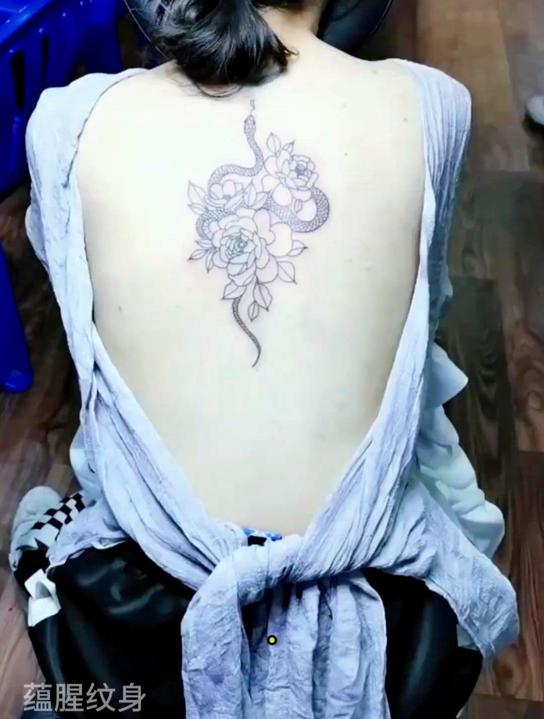 老婆非要来纹身,悲伤这么大一条蛇,被我妈看见得气死