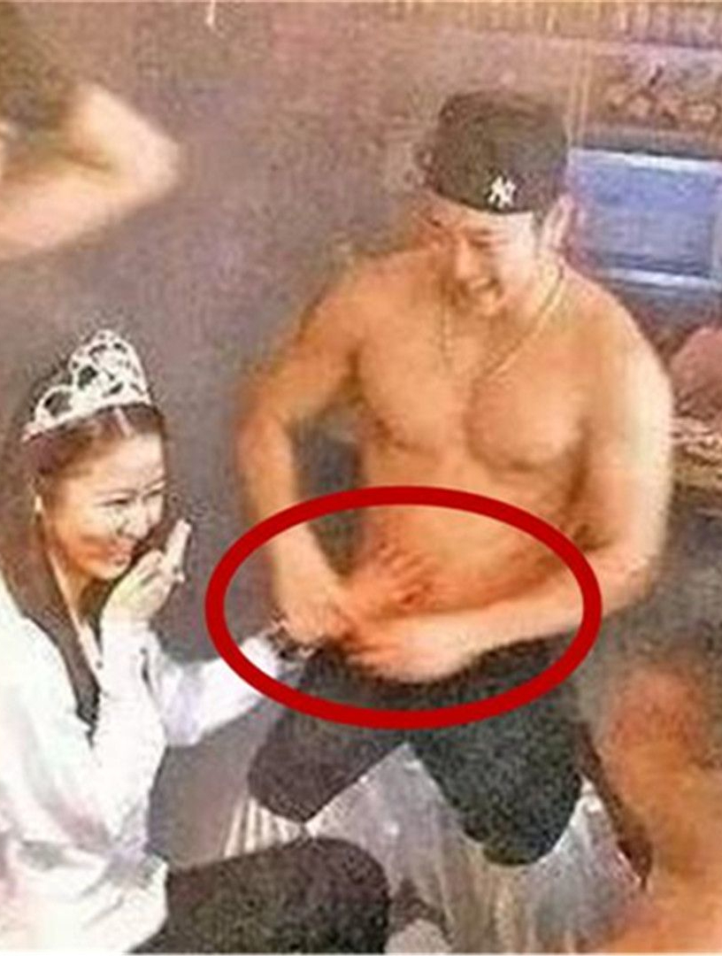 五位肌肉猛男,只穿一条内裤,抱起林心如