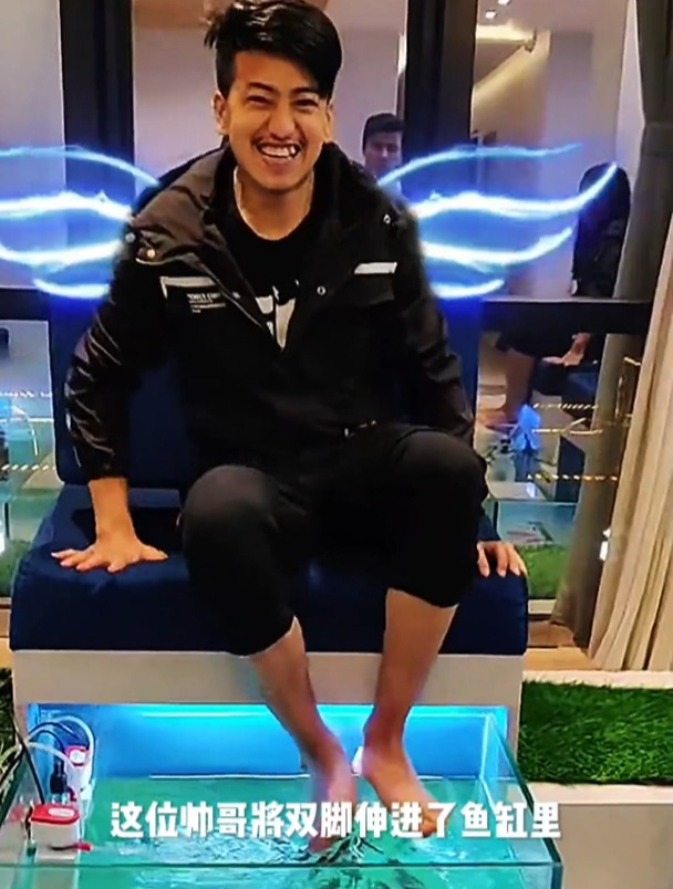 国外小哥做鱼疗,一大群鱼儿游在他的周围,场面看着相当壮观