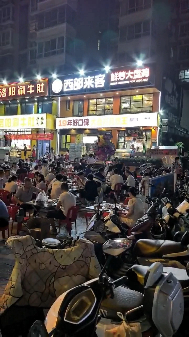 郑州北郊人气王夜市,西部来客大盘鸡里里外外都坐满了!八十多桌