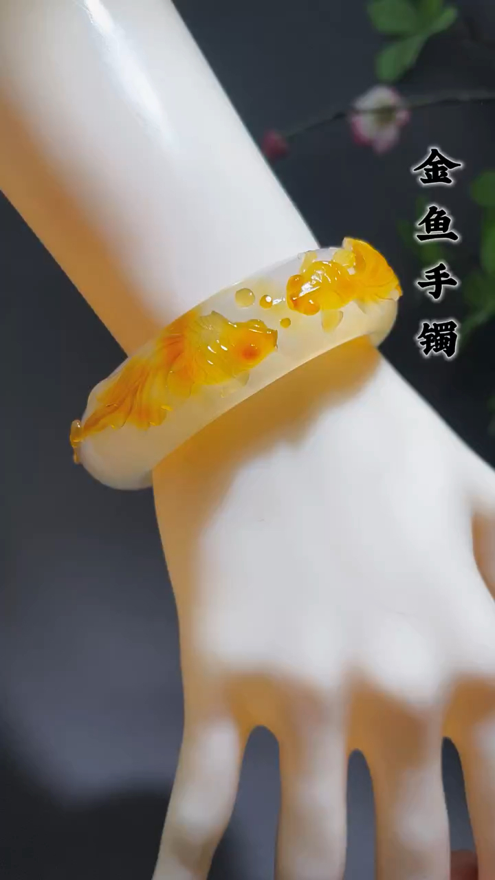 石头里面长出一只金鱼