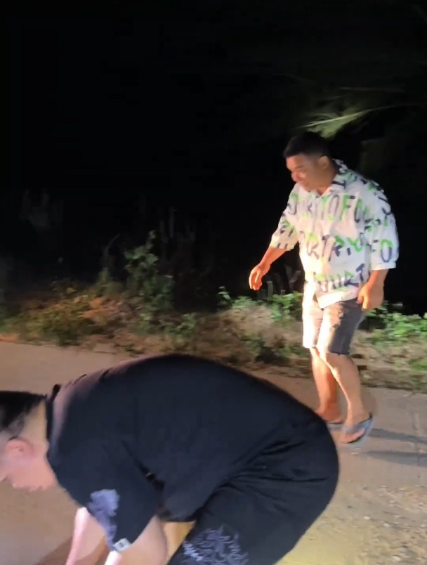 又到吃飞鱼虫的季节了,今年得多抓一点存起来慢慢吃(上)