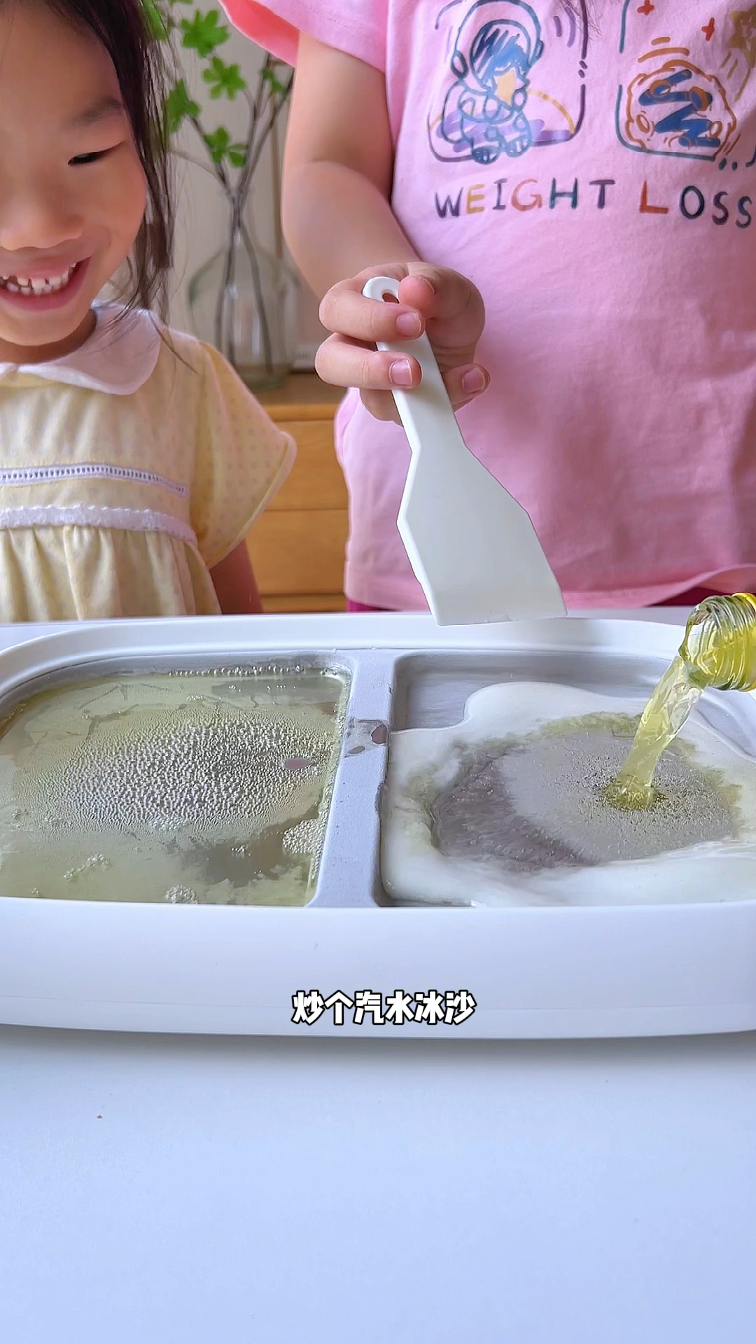 夏天来了,小朋友在家自制炒冰沙,好玩又好吃!