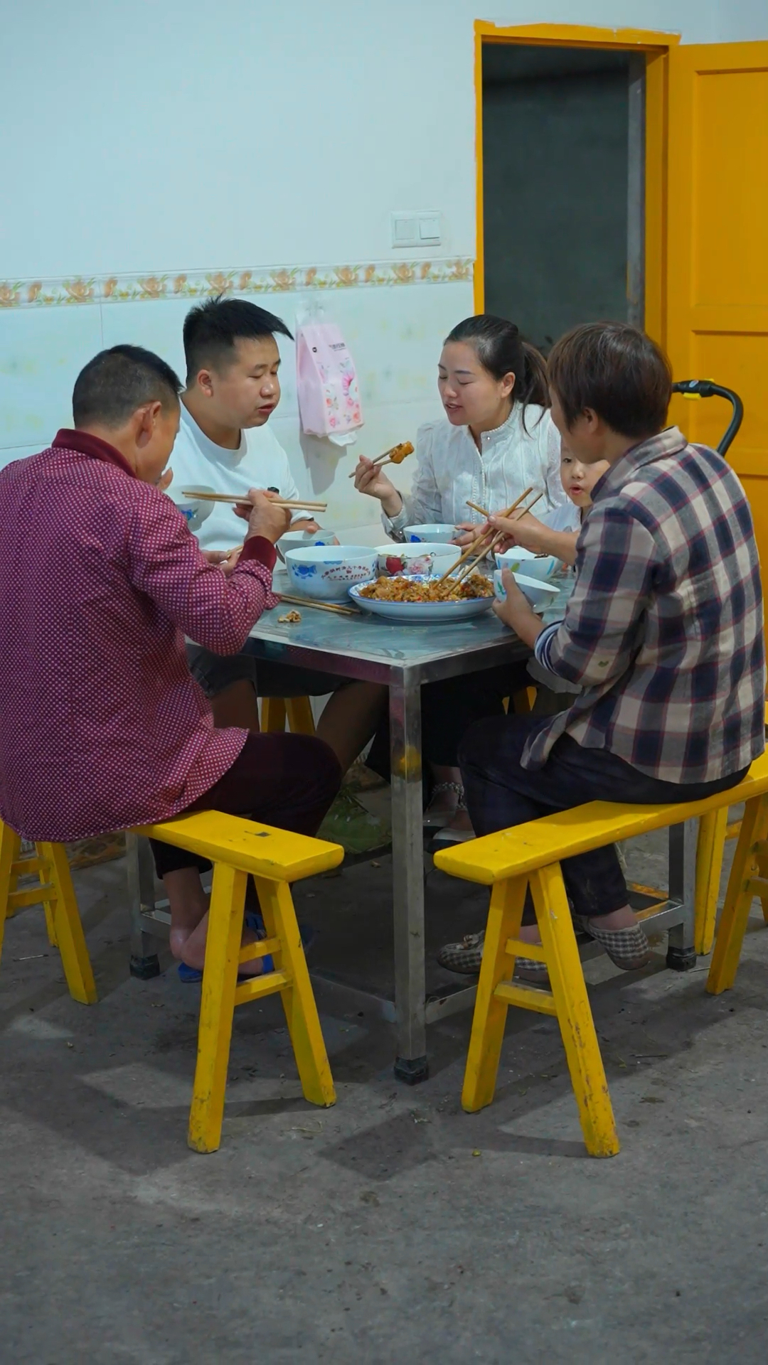 天气越来越热了,用青花椒酱来做道“凉拌蹄花”麻麻辣辣