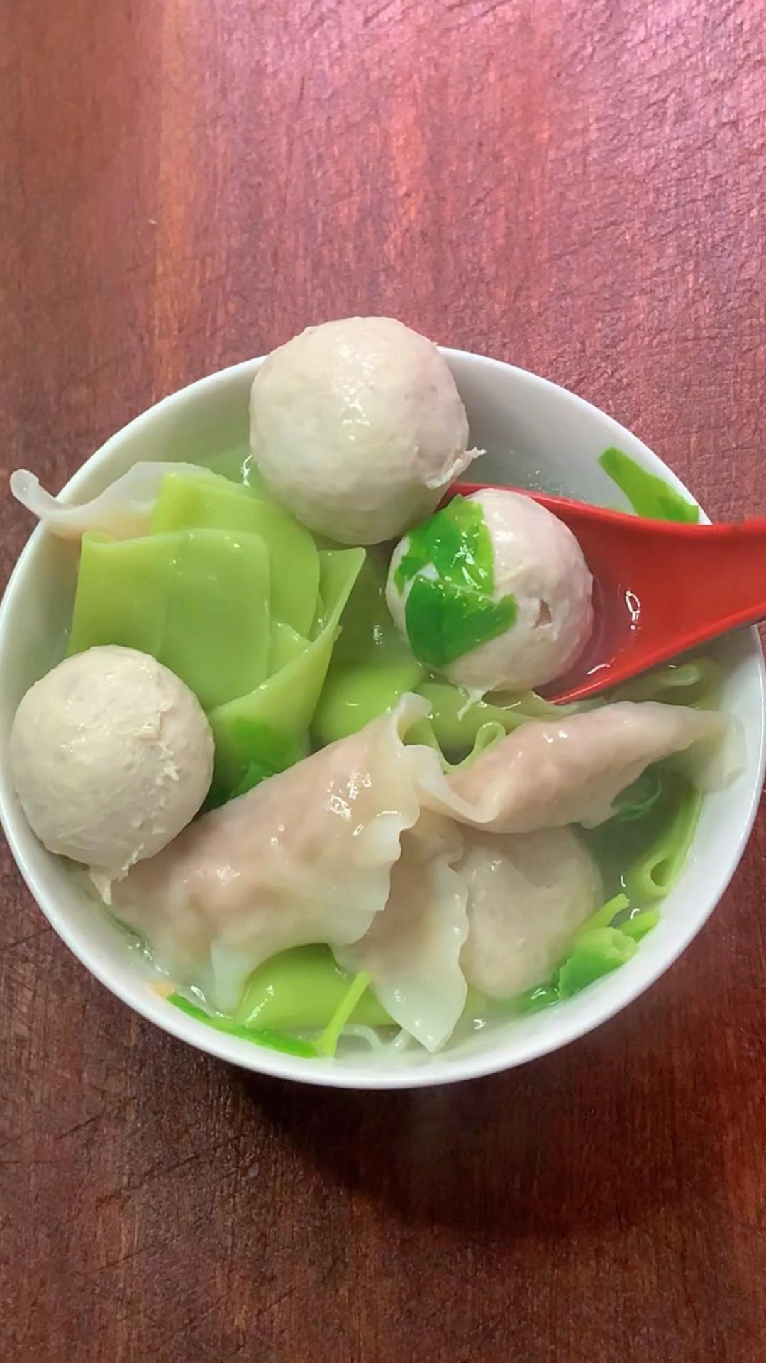 蔬菜味的面叶搭配猪肉丸、鱼皮饺子,汤水鲜甜好喝,味道香