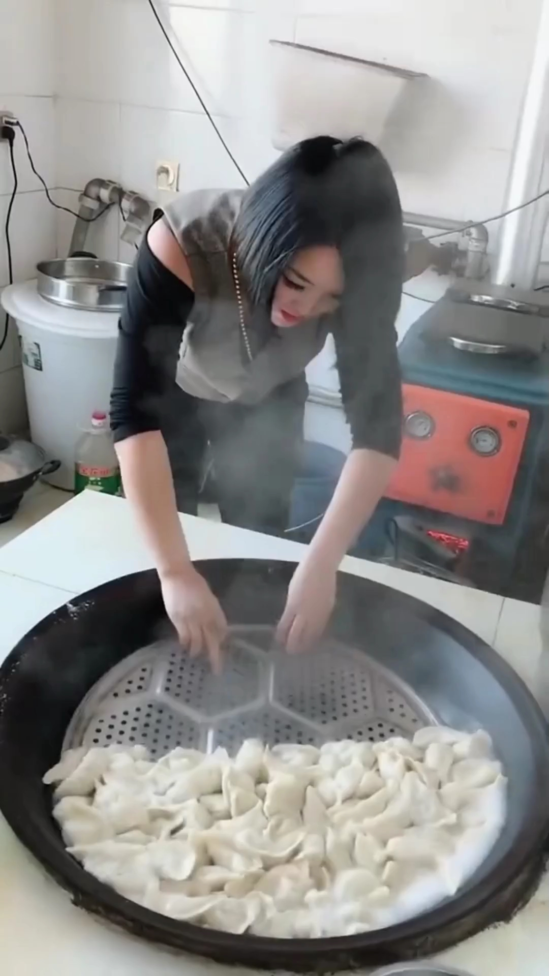 这么盛饺子不烫手吗,这倒是省事了,不用刷盘子了。