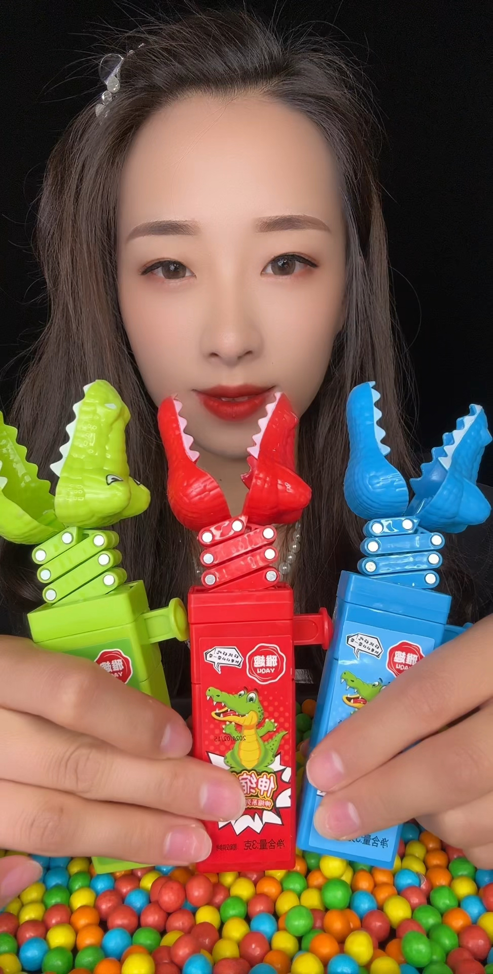 三色鳄鱼,伸缩玩具糖果,好新奇啊