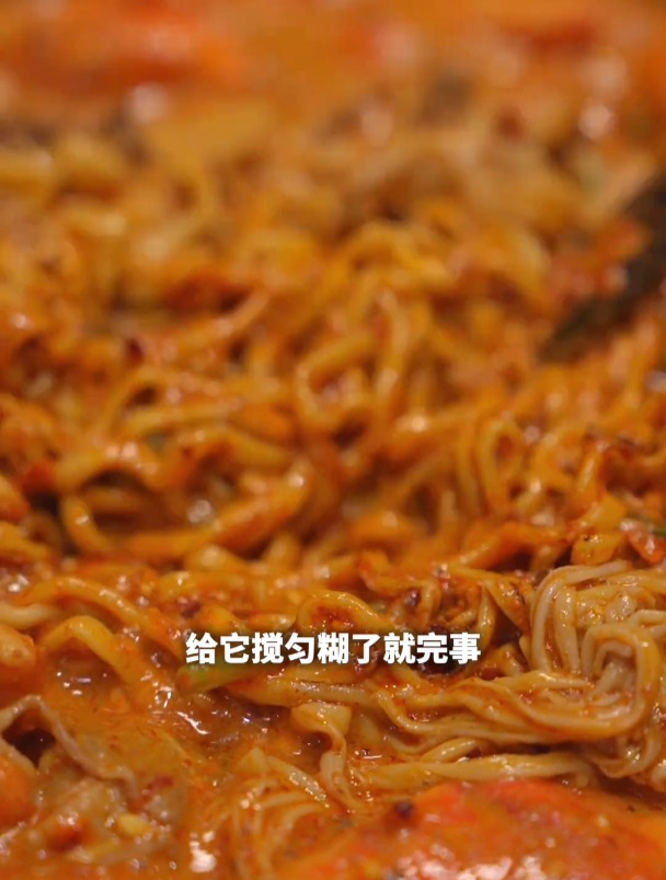 今天平姐给咱安排个奥尔良烤鸡 还炸了两串油边 对付整了个麻辣拌