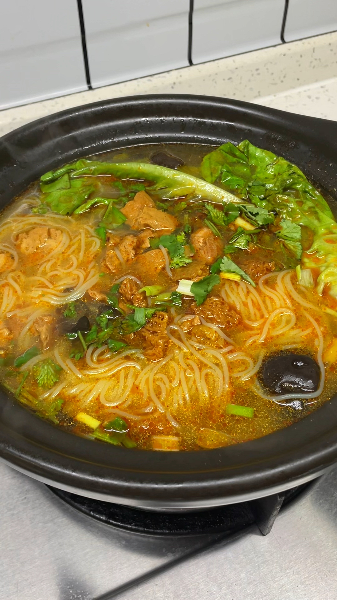 天气太热不想做饭,1分钟教你做麻辣鸡丁米线,比外卖好吃太多了