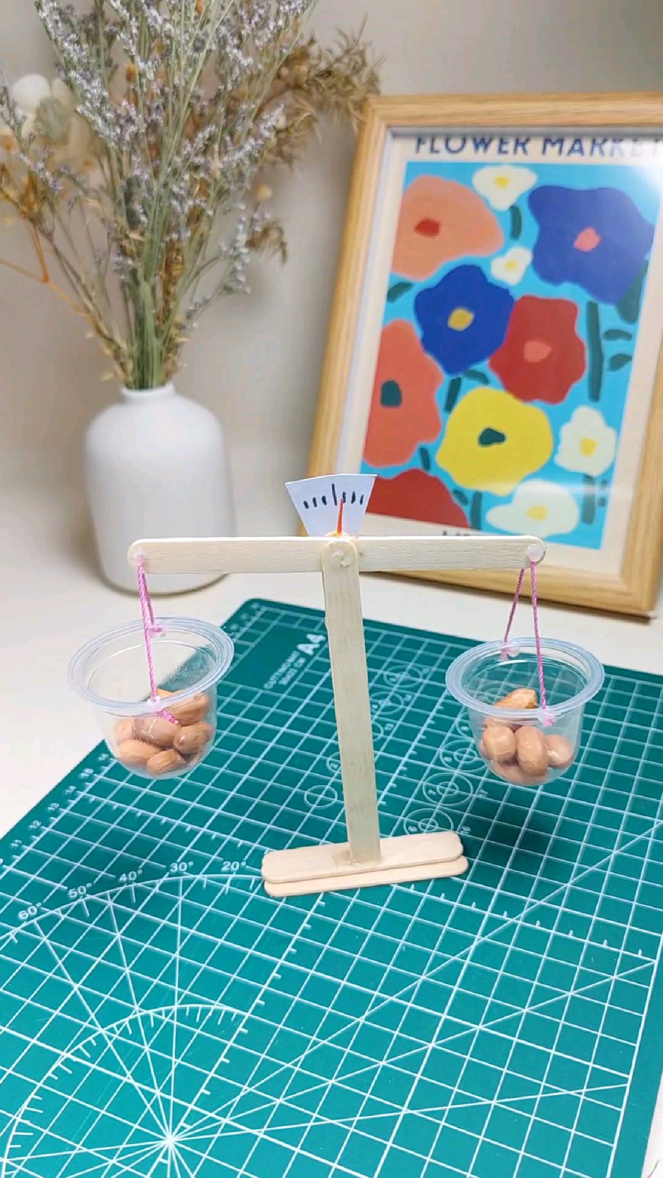 雪糕棍果冻壳废物利用制作科学手工小玩具:天平秤